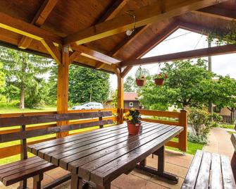 Garden apartment near near Plitvi ka Lake - Seliste Dreznicko - Patio