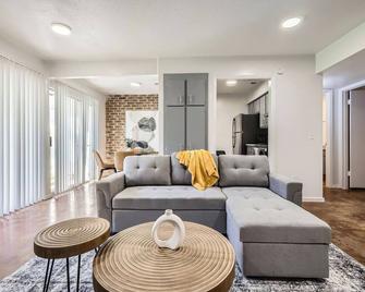 Your Cozy King Suite Getaway - Sleeps 4 - Pool, Prkg - Austin - Olohuone
