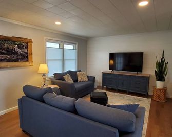 Inviting and Serene Home on Monroe Bay Creek - Colonial Beach - Living room