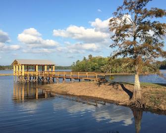 Walnut Getaway Is A Family-Friendly Home Away From Home. - Many - Buiten zicht