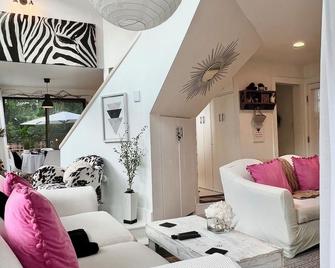 The Answer - Charming, Unique, Tidal, Riverfront Escape - Kayaks, Ac Firepit - Old Lyme - Wohnzimmer