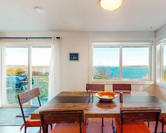 Vashon Island Home with Breathtaking views, central A/C, Gas grill, & WIFI - Vashon - Comedor
