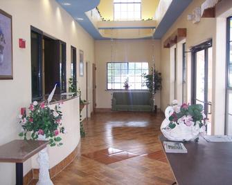 Regency Inn and Suites Humble - האמבל - דלפק קבלה