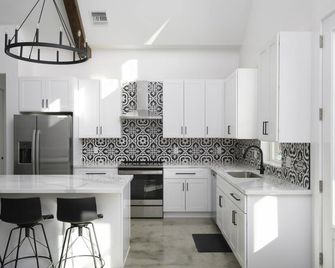 The Rustic River Retreat at Ginnie Springs - High Springs - Kitchen