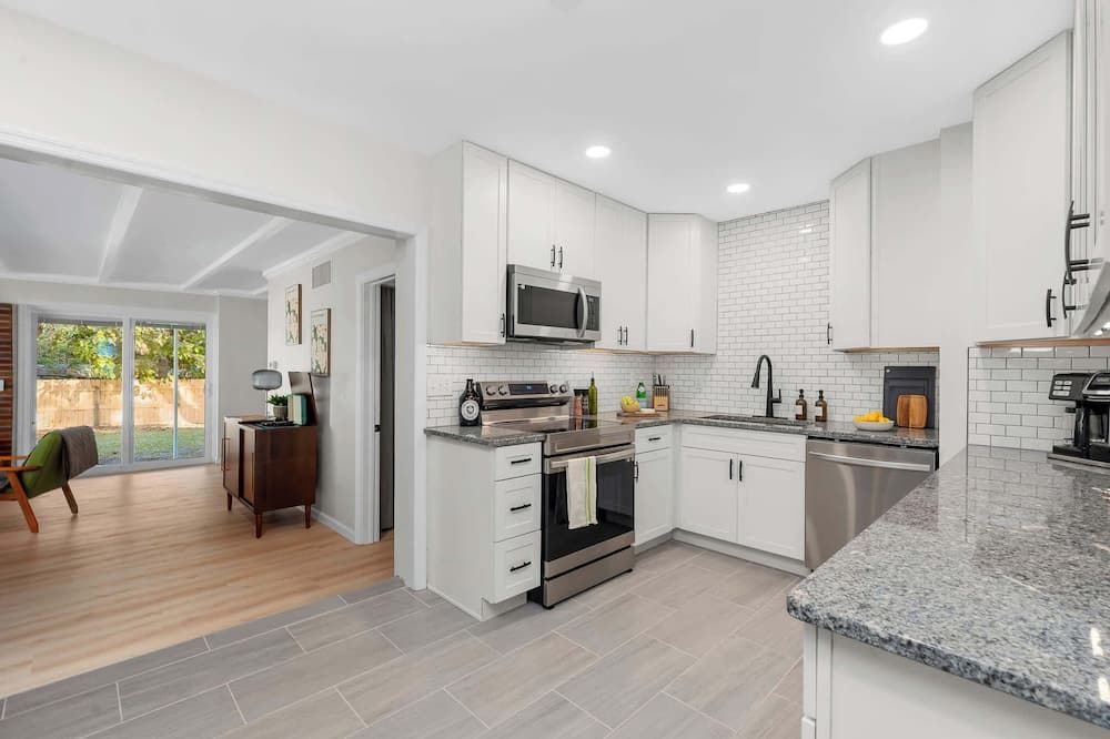 Retro Revival - Mid-Century Refuge with a '70s Twist - Alachua - Keuken