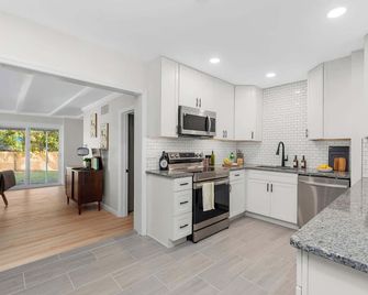 Retro Revival - Mid-Century Refuge with a '70s Twist - Alachua - Keuken