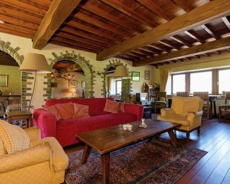 Spacious Retreat in Warizy - Rendeux - Huiskamer