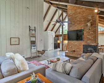 Pet-Friendly Lake Athens Home w/ Fireplace! - Athens - Living room