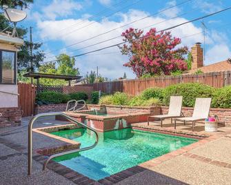 Charming East Sac Retreat Csu Pool And Hot Tub - סקרמנטו - בריכה