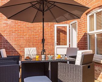 New Cottage Sleeps 9 central location - Lymington - Patio