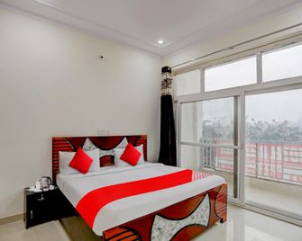Hotel O Relax Inn - Noida - Yatak Odası