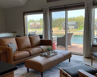 Kokomo Cabin: Cozy Fires, Family Fun & Lake Views - New Lisbon - Sala de estar