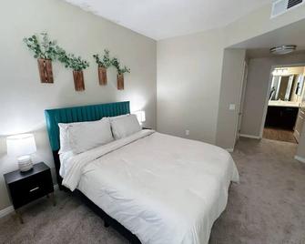 Spacious comfortable 2 bed - Marina del Rey - Bedroom