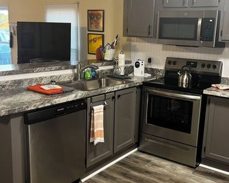 Newly renovated, music-themed mobile home! Pet-Friendly! 2 minutes from I-40! - Lebanon - Kuchyň