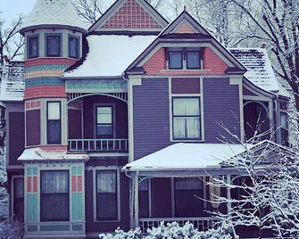 Innisfree Bed and Breakfast - South Bend - Building