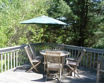 Country Karma -Quiet Wooded Getaway - Hillsdale - Balcón
