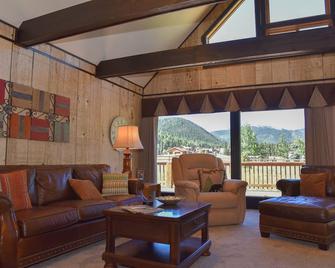 Gorgeous Home With Mtn Views/Perfect For Families & Groups/Wrap Porch/Atv Pking - 紅河 - 客廳