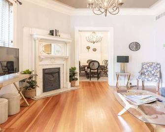 Posh 4-Floor Soulard Family Home / Abodebucks - San Luis - Sala de estar