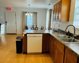 The beauty of Meldy 3-bedroom apartment with WiFi, AC in delightful Calhan - Calhan - Kitchen