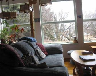 2 bedroom suite with a sunroom and private entrance in-town forested setting. - Homer - Living room