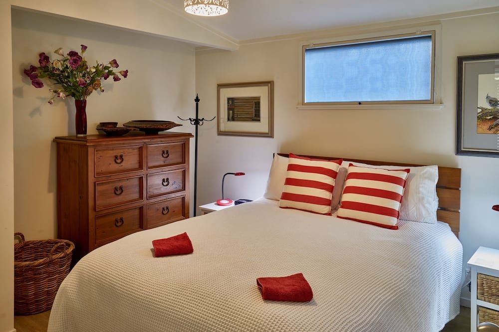 Northern Lodge - cottage in a quiet rural setting, lush tropical gardens - 凱里凱里 - 臥室