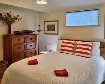 Northern Lodge - cottage in a quiet rural setting, lush tropical gardens - 凱里凱里 - 臥室