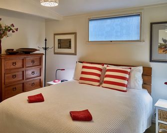 Northern Lodge - cottage in a quiet rural setting, lush tropical gardens - 凱里凱里 - 臥室