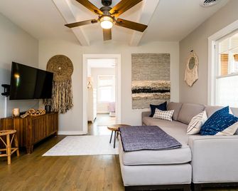 Lakeside Home With Private Pool And Association Beach Access! - Lakeside - Living room