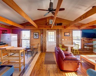 Surf Chalet w/ hot tub and kayaks - Avon - Sala de estar