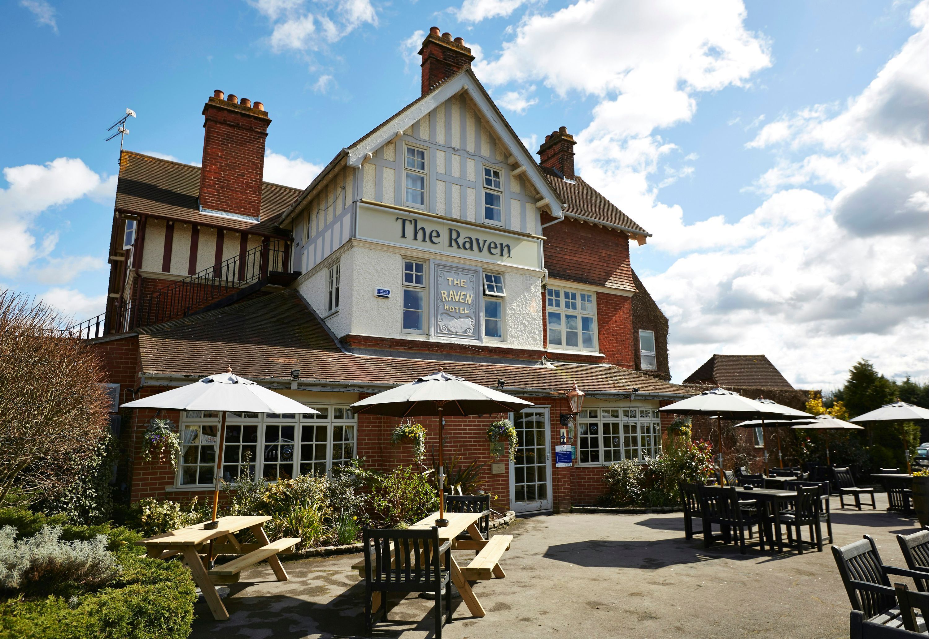 ذا رافين هوتل باي جرين كينج إنز