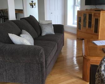 By The Rivers a unique Apartment looking out the St.Lawrence River - Gananoque - Salon