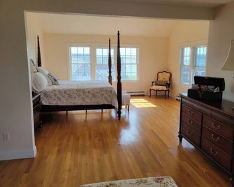 'Barefeet Retreat' ~ A Family House In Bourne With A Lovely Water View - Bourne - Bedroom