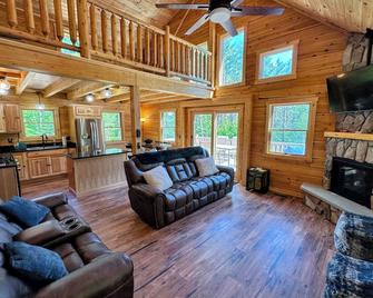 31R Brand new log home on quiet side street in Bethlehem, close to Main Street! 20 min to skiing - Bethlehem - Living room