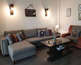 Apartment in Jounieh, sea view, 6th floor, wifi - Faytroun - Sala de estar