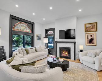 The Clarkson Manor - Relax in Style w/ Outdoor Spa & Game Room - Denver - Living room