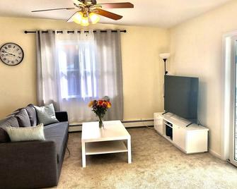 Cozy Lakefront House with a private dock and lakefront. - Hopatcong - Living room