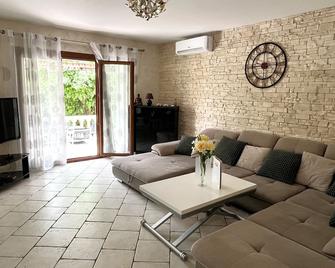 Maison proche de Hyeres avec piscine privée, terrasse et jardin - Solliés Farlède - Salon
