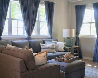 Cozy home with Pool,Hot Tub and fireplace. - Saint Bonifacius - Living room
