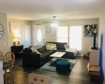 Cozy Belk Road Bungalow, Cleaning Fee included in rate! - Newnan - Living room