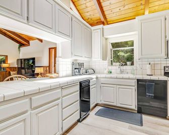 Family Getaway - Hot Tub Fire Pit & Dog Friendly - Mendocino - Kitchen
