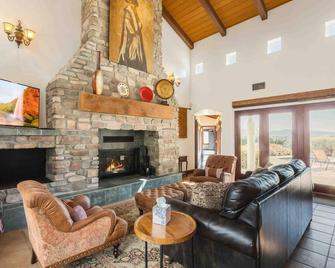 Wine in Doubt, Catch a Red I - Active Winery Home - Fallbrook - Living room