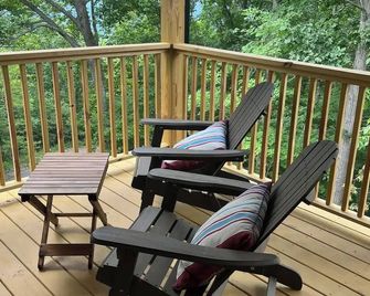 Allegheny Cabin 3Bed/2Bath, near Greenbrier resort and golfing. - Caldwell - Balcony