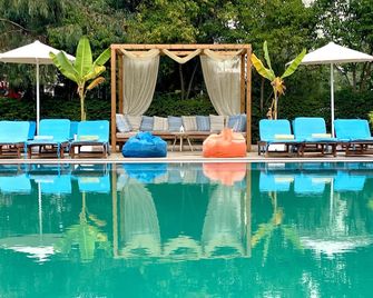 Marbella Beach Hotel - Golem - Piscina