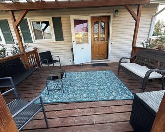 Soak & Stay: Cozy Retreat with Fun Extras Near Hot Springs - Saratoga - Patio