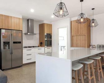 Mandel on High - Echuca Holiday Homes - Echuca - Kitchen
