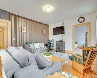Walk to Proctors Theatre Cozy Downtown Apartment - Schenectady - Living room