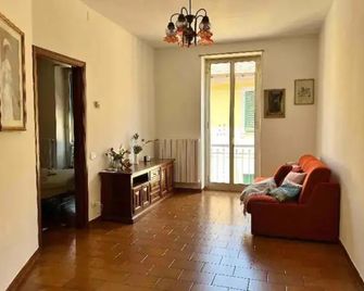 Cheerful Room, Sharing kitchen in a Cosy Family Art House, Ideal for one person or couple - San Remo