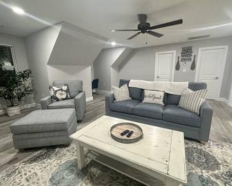 \'Lake Front Point\' Retreat located in quiet cove of Lake Wylie - Belmont - Living room