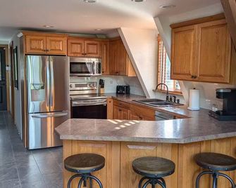 Harveys Lake A-Frame with Hot Tub and Steam Sauna - Harveys Lake - Kitchen