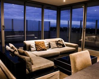 Summer Inn Holiday Apartments - Essendon North - Living room